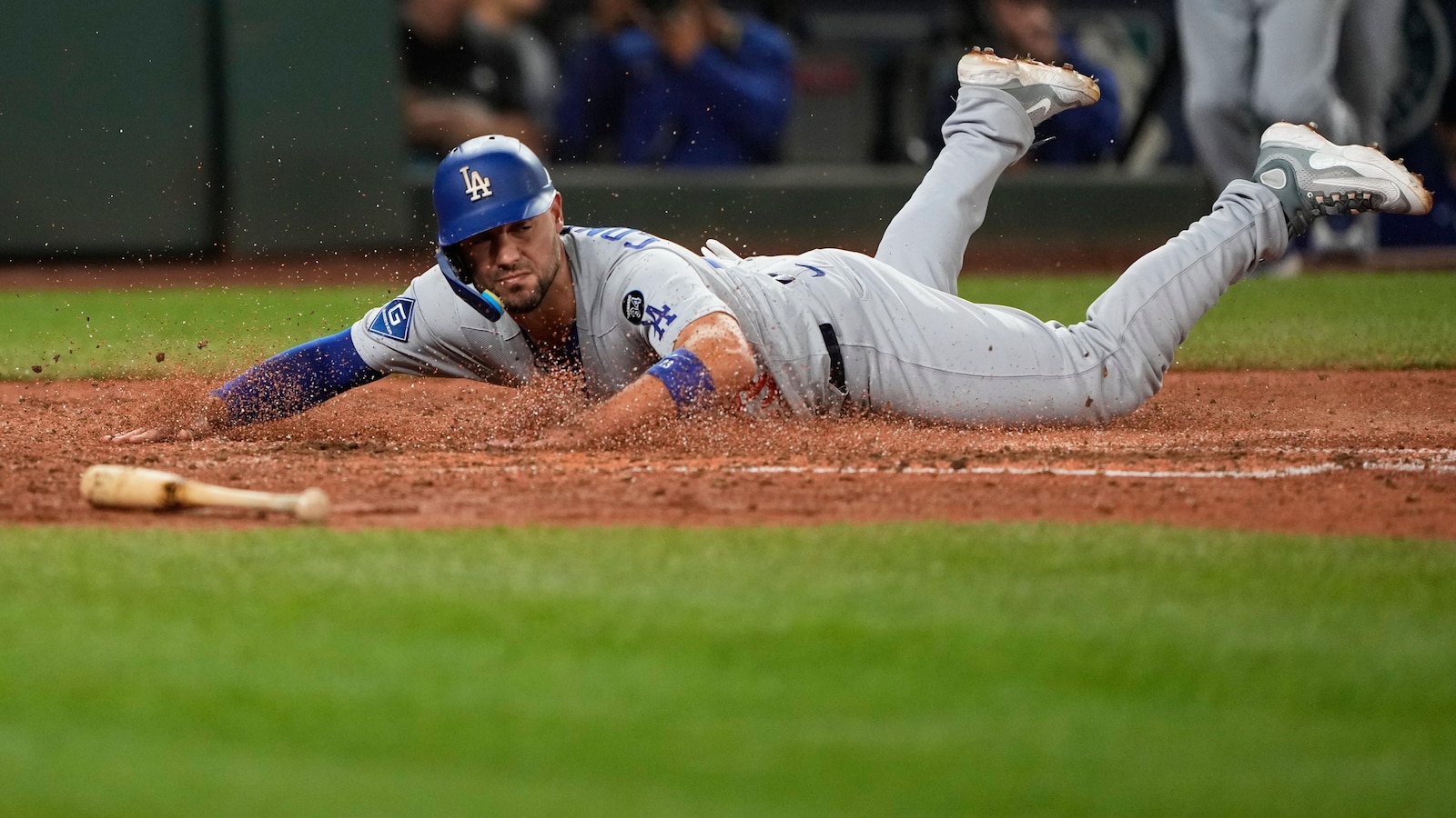 Kiké Hernández hits 2-run HR, Dalton Rushing has 2 hits and a key RBI as Dodgers beat Mariners 3-2